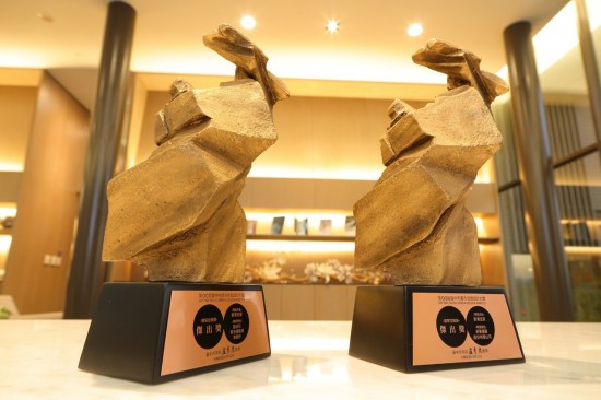 取自大自然媒材，魯班獎就像書法家在空中揮毫，筆畫凝固定型的過程，每一筆都帶有遒勁的力道。