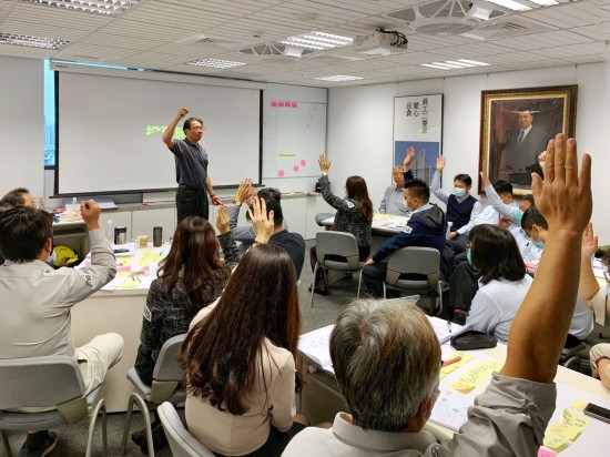 特邀專業(yè)簡報力－王永福老師，透過講師對於職場簡報的深刻見解，讓我們了解到如何在每一次上臺時，都能兼顧精采度及專業(yè)度。