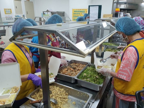 手中的飯包，是一份份為獨(dú)居或行動(dòng)不便的長(zhǎng)者所準(zhǔn)備。齊心抗疫的同時(shí)，社  會(huì)上也有更多角落需要被甘霖所澆灌。