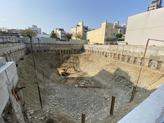 擋土柱穩(wěn)穩(wěn)地紮進地面，為基地開挖必要的守護者。