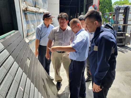 新業(yè)明白一片磁磚也會影響居家的安全，新業(yè)職人團隊親自前往位於苗栗的磁磚工廠，針對外牆磚與廠商來回溝通，並確實傳達更全面的要求與標準。