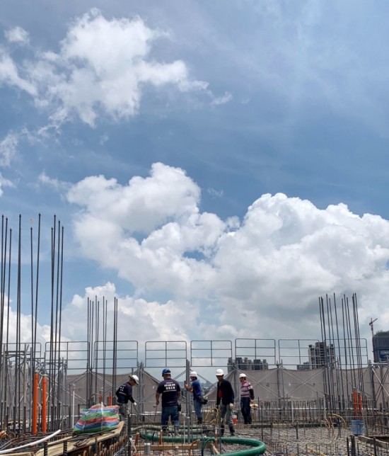 日頭赤炎炎，在「起厝母湯隨便」(臺語)的理念驅(qū)使下，工地師傅毫無怠慢之心。