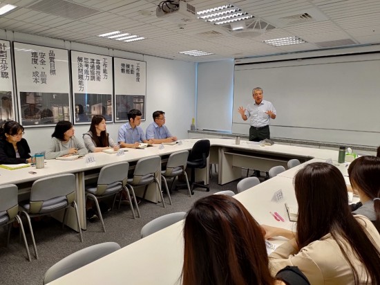 由新業(yè)建設(shè)榮譽(yù)董事長(zhǎng) 穆椿松先生為大家?guī)?lái)深化教育，說(shuō)明新業(yè)成立17年以來(lái)堅(jiān)持不懈的服務(wù)理念與職人態(tài)度。