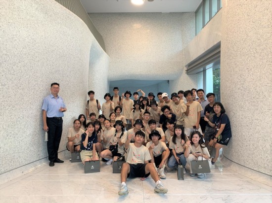 初綻的青春年華，對建築自有一番見解與看見。透過本次的東海建築營，新業(yè)鼓勵孩子延伸自我的經(jīng)歷，期許效法隈研吾、伊東豐雄、安藤忠雄等大師風(fēng)範(fàn)，未來也能代表臺灣在國際佔有一席地位?。拘聵I(yè)觀峰】。