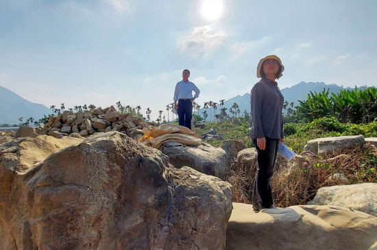 腳下的土石，承托著我們的腳印，新業(yè)職人團(tuán)隊(duì)相信渾然天成的巖石，屬於一大藝術(shù)，並以職人的眼光審視，將大石、小石帶回『大塊森鄰』。