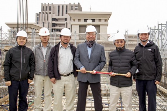 「築之細道」順利迎來上樑典禮，2020年年末，新業(yè)建設名譽董事長穆椿松先生（圖右三）、卓勝隆董事長（圖右二）、簡福榮總經(jīng)理（圖右一）、邱正光副總經(jīng)理（圖左一）一同蒞臨現(xiàn)場，祝福工程平安順利地完工。