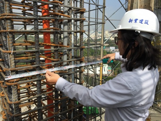 建築師正在查驗鋼筋「間距」，在樓版鋼筋部分講究對齊、平整，是我們不畏繁瑣的信念。