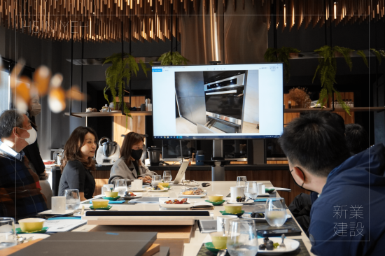 新業(yè)職人團(tuán)隊(duì)以嚴(yán)謹(jǐn)?shù)膽B(tài)度看待每次的建案，廚房空間的順暢性，讓主夫主婦輕易上手，完美的廚具櫃是職人在乎的關(guān)鍵。