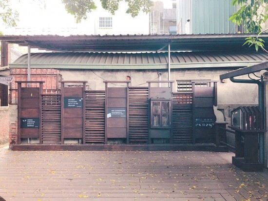 因附近經常有野貓出現(xiàn)，將貓融入設計主軸，設計三隻不同姿勢之小貓剪影，讓美好關係更顯豐富有趣。