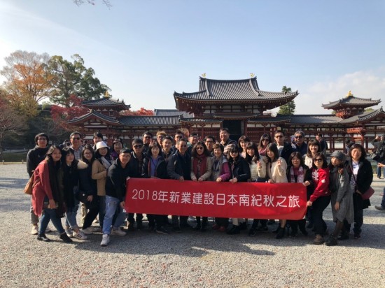 世界文化遺産之一的宇治平等院，特色包括表現(xiàn)極樂世界的鳳凰堂、精心雕刻的木造神像、以及日本三銘鐘之一的梵鐘等多種日本國家至寶。