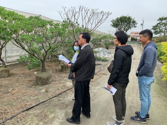 新業(yè)建設(shè)簡(jiǎn)福榮總經(jīng)理(左二)與建築團(tuán)隊(duì)們親赴產(chǎn)地一一把關(guān)+嚴(yán)選樹種。 