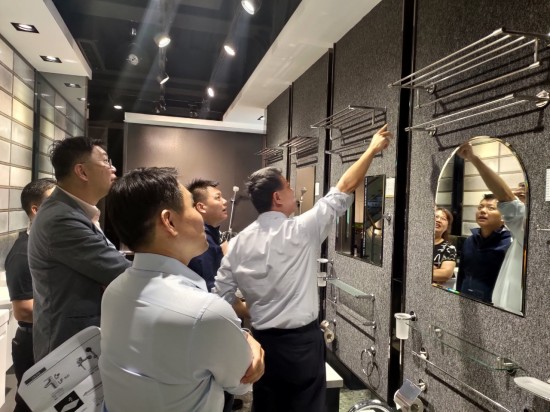 為了讓幸福更貼近您的生活，新業(yè)團(tuán)隊(duì)總是設(shè)想得更多，包含浴室收納架的設(shè)計(jì)等。