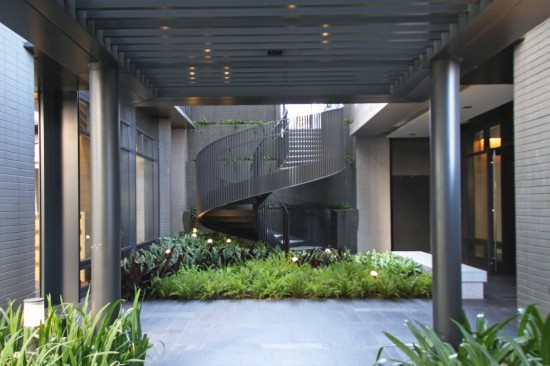 建築中某些細節(jié)與巧思，彷若音符的旋轉(zhuǎn)梯，可直接通達另一側(cè)的一樓，解決坡度的高低落差，讓住戶行進間更便利。