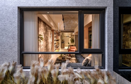 窗臺(tái)邊的蘆葦隨風(fēng)搖曳，宛若翩翩細(xì)羽的葉片，彷若是天使不慎遺落在人間的翅膀，幻化而成的祝福。