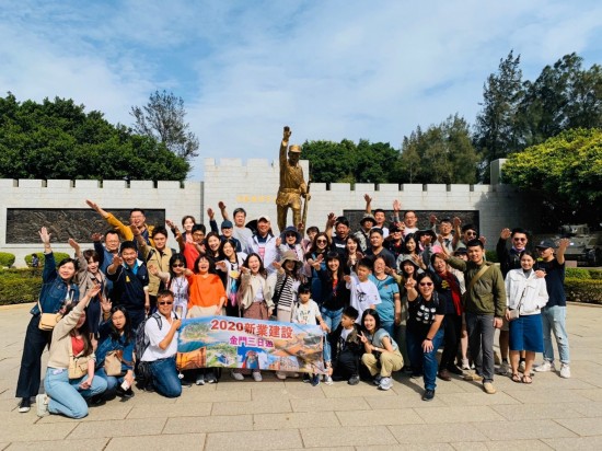 「未」出國(guó)，但仍能來(lái)場(chǎng)在地深度旅遊！金門戰(zhàn)史印象與在地民俗文化交織成深刻、美好的回憶?。▓D為新業(yè)大家庭於古寧頭戰(zhàn)史館前大合照）