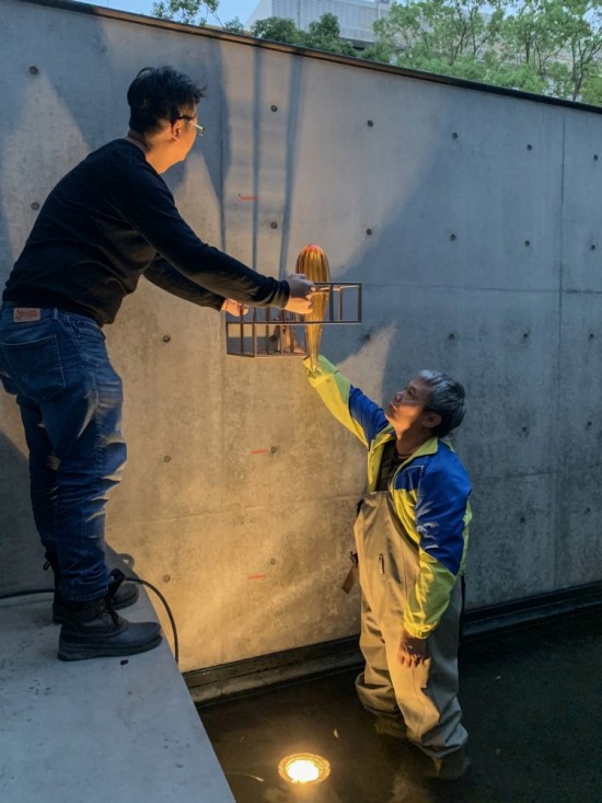 小心翼翼地捧起琉璃燈飾與金屬欄框，在不同高低的位置與角度，看見光影千變的樣貌。