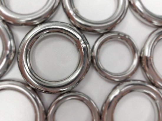 作品『灰階－方』是由一個(gè)個(gè)鋼圈透過(guò)手工氬焊的處理方式構(gòu)成面。每個(gè)圓圈相交之處皆需焊接，因此一個(gè)完成的作品裡集結(jié)了成千上萬(wàn)個(gè)焊點(diǎn)。