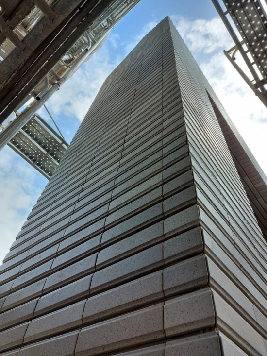 抬頭仰望，整齊劃一的磚瓦線條、隱約展露的藍(lán)天白雲(yún)，形成一幅壯觀的綺麗畫面。