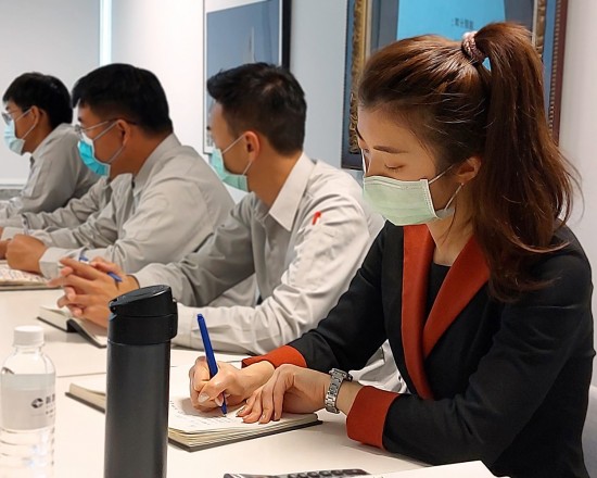 新進夥伴聽取建議並勤做筆記，也期許自己成為態(tài)度與能力兼?zhèn)涞墓ぷ髡摺?>
										<div   id=