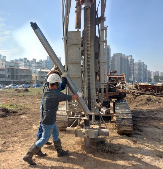 職人團(tuán)隊(duì)並肩協(xié)力一同將當(dāng)天的『主角』就定位後，深入地面抽取樣本，進(jìn)行土地質(zhì)檢驗(yàn)。(拍攝日期:2020/12/29)