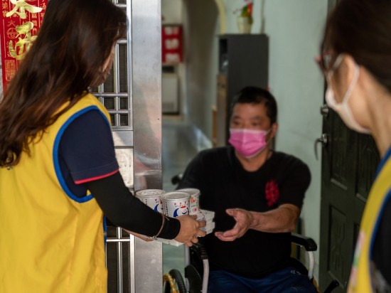 一份份來自甘霖基金會準(zhǔn)備的客製化飯包，親手送到長輩手中，新業(yè)也參與志工的行列，送上餐點(diǎn)與暖意。 