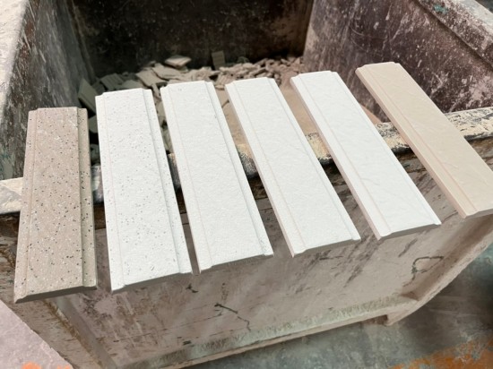 六入磁磚依序排列，由右至左為磁磚各階段製程的樣貌，最初與最終的模樣，就像在素淨(jìng)的臉上略施脂粉，成為一整面牆美好的「磚」飾。