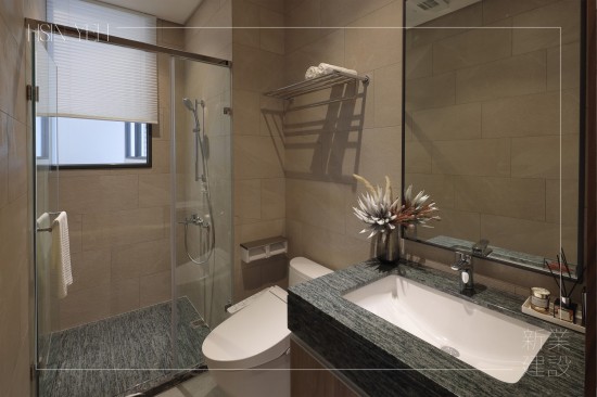 新業(yè)建設(shè)職人團(tuán)隊(duì)實(shí)地選材，衛(wèi)浴空間的設(shè)計(jì)需符合使用者的需求，從盥洗區(qū)、沐浴區(qū)、馬桶區(qū)的相互協(xié)調(diào)，讓住戶在空間內(nèi)能夠從容地完成。