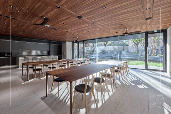 溫煦的日光，灑落在築願景多功能廚藝教室，精選臺灣手工打造的家俱，修長的流線比例與細(xì)緻的工藝結(jié)合，使木紋自然的色澤變得鮮明活耀。