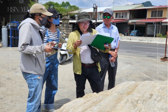 2024年盛夏由日本景觀設(shè)計(jì)師與新業(yè)團(tuán)隊(duì)一同前往南投山區(qū)。(圖右一為新業(yè)建設(shè)-簡福榮總經(jīng)理、圖右二為日本景觀設(shè)計(jì)師-石村敏哉)