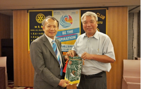 臺中北屯扶輪社社長許金龍(左)感謝新業(yè)建設(shè)穆椿松董事長(右)贈與會旗。
