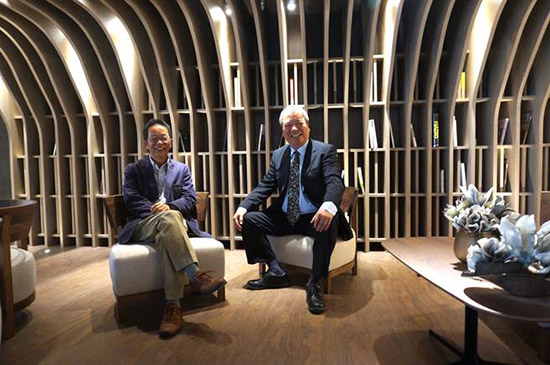 新業(yè)建設榮譽董事長穆椿松（右）、新業(yè)建設董事長卓勝隆(左)