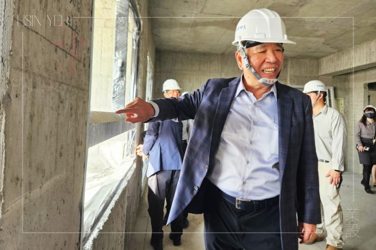 新業(yè)建設(shè)創(chuàng)辦人穆椿松先生自身為建築師，講究工法與品質(zhì)，以職人匠心成就一座座優(yōu)質(zhì)的品味建築。