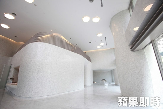 大廳成白色、弧形，具雲(yún)海意象。