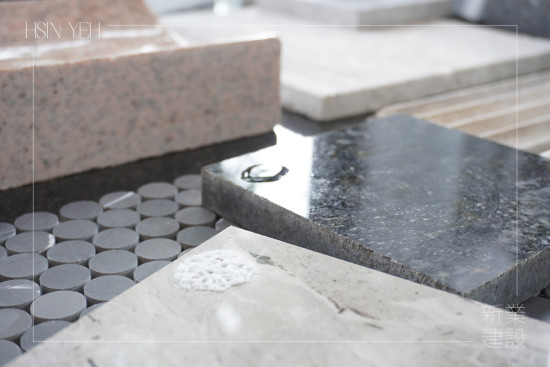 測試清潔劑對於不同石材的反應(yīng)，例如浴室空間須可以抵抗清潔劑造成的表面侵蝕，挑選耐磨且維護(hù)相對容易的花崗巖。