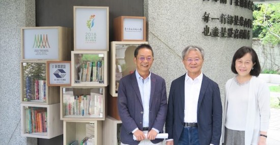 左起新業(yè)建設(shè)董事長卓勝隆、文化局長王志誠與知名作家廖玉蕙於人文書席前合影。（圖片提供：臺中市文化局）