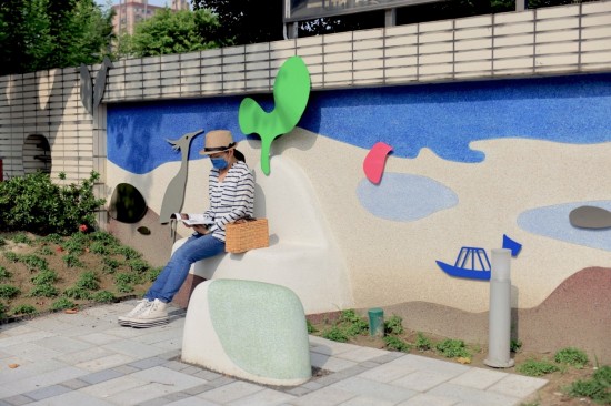 樹影搖曳，陽光灑落，有山、溪、動(dòng)物愜意的作陪，和諧共處，人們能自然地融入風(fēng)景中，愛惜自然的種籽也悄然萌芽。(圖為成功國(guó)小後門左側(cè))