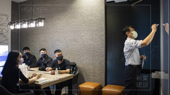 新業(yè)建設(shè)－邱正光副總（右一），與新進(jìn)員工分享接待中心的設(shè)立，讓客戶對建築理念、生活的空間規(guī)劃，至完善的售後服務(wù)，能更加清新，安心地把新家交付予新業(yè)。