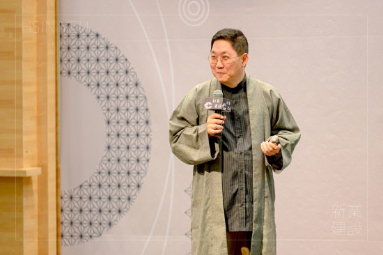 講座當(dāng)天，馮翊綱老師著一席改良版中式長(zhǎng)袍，舉手投足間，盡顯相聲大師風(fēng)範(fàn)。