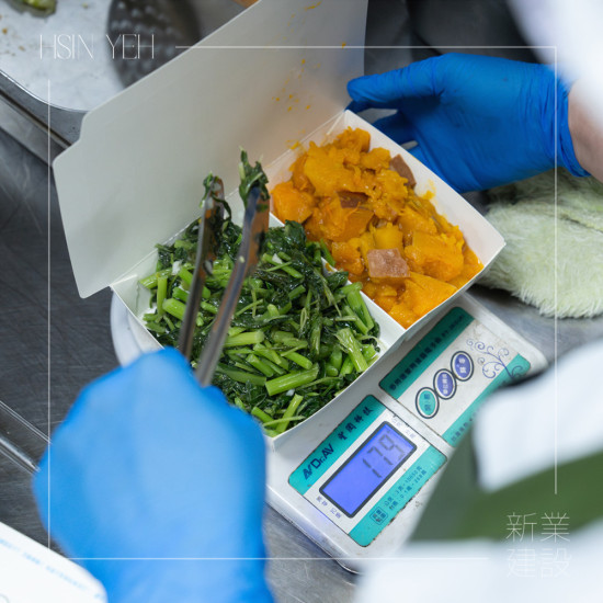 每位長(zhǎng)輩需求不同，由營(yíng)養(yǎng)師依長(zhǎng)輩的飲食禁忌、咀嚼及吞嚥狀況等，精準(zhǔn)調(diào)配克數(shù)，讓每份餐點(diǎn)都是「我們?cè)诤跄沟臏嘏?>
										<div   id=