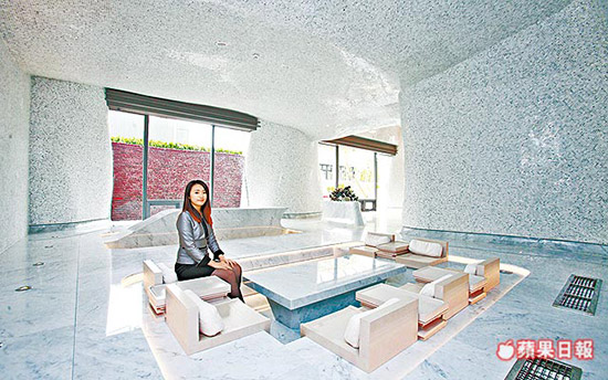 大廳成白色、弧形，具雲(yún)海意象。陳恒芳攝