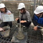 職人建築團隊正在進行混凝土的「坍度」測試，混凝土成分比例必須拿捏得宜，才能具備一定強度，順利將混凝土填充到樑柱與鋼筋間隙裡。