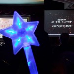 張老師成為暗夜中的守望者，守護著每一株小小心靈的幼苗，如手中的星光棒點亮孩子心中的希望。