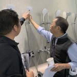 蓮蓬頭的紋路曲線、孔洞大小與位置，都會決定出水量的均勻程度，根據(jù)水壓強度也會帶來按摩舒壓的作用。職人認(rèn)為，一天尾聲就該讓自己置身之下，感受氤氳蒸騰，是舒心暢快迎接嶄新黎明的關(guān)鍵。(圖右一為新業(yè)建設(shè)卓勝隆董事長）