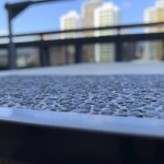 抿石子反覆繁瑣的過(guò)程，堅(jiān)持終有所成，手工一遍遍擦拭著，質(zhì)感較細(xì)緻，觸感較溫和。