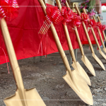 閃耀著金銅色光輝的開工鏟子，將剷出心中築夢(mèng)成真的美好願(yuàn)景，期待往後的日子與建築的共築共長(zhǎng)。