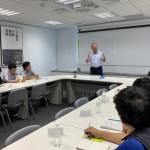 新業(yè)建設(shè)名譽董事長穆椿松先生(圖中)，帶領(lǐng)新進(jìn)員工了解公司的經(jīng)營理念與態(tài)度，以及方方面面不妥協(xié)的堅持哲學(xué)。