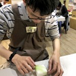 輕輕撕起、再縱橫交錯反覆鋪毛，持續(xù)數(shù)次過程後，翻面再來，從開始接觸、上手，接著到維持一定品質(zhì)，這過程對庇護員工來說並不容易。