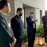 新業(yè)建設(shè) 名譽董事長 穆椿松先生(右二)帶領(lǐng)新業(yè)建築團隊，一同為來訪的建築先進們旅讀『大塊森鄰』建案。