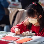 動動手指，刻畫出獨一無二的年節(jié)意象圖樣，印製在春聯(lián)與紅包袋上，更可以帶回家重複使用，讓這個過年很不一樣！