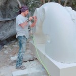 西班牙雕塑家–Nando Alvarez，選用石灰?guī)r作為素材，作品多以自然弧線與粗糙光滑的對比來呈現(xiàn)，也反映著兩者的並存。